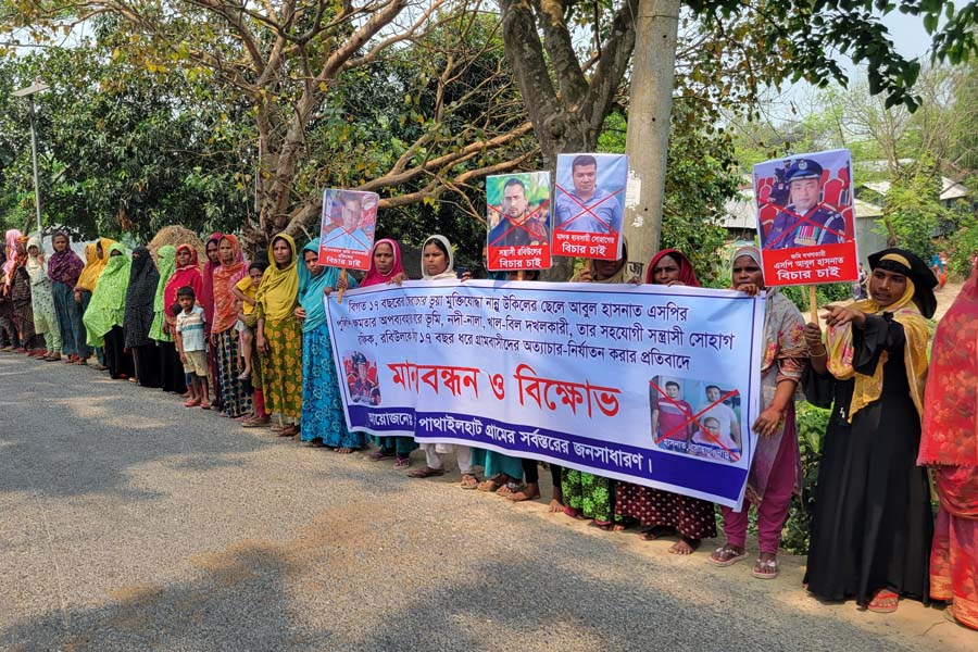 পাবনায় দুদক পরিচালকের বিরুদ্ধে বিক্ষোভ ও মানববন্ধন