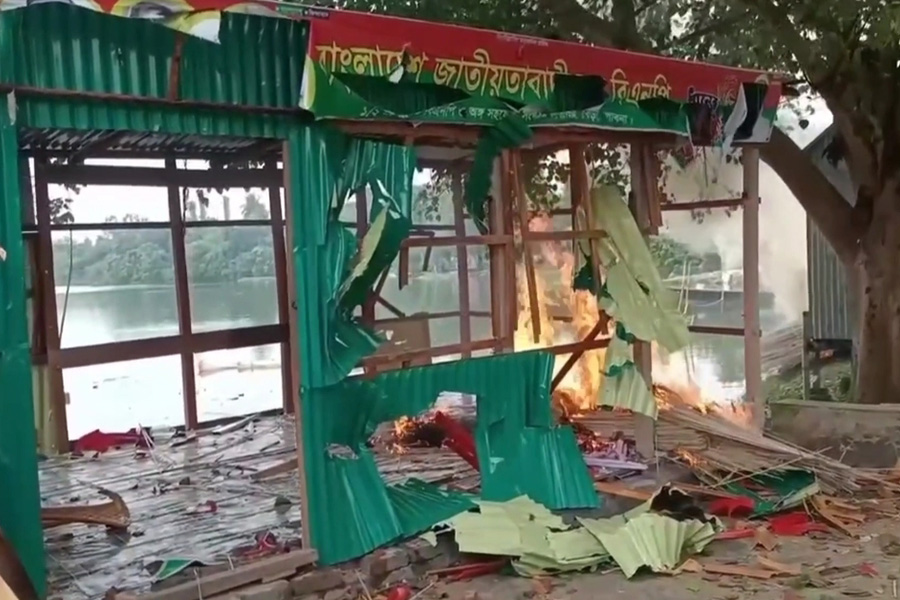 বেড়ায় ঘাটের নিয়ন্ত্রণ নিয়ে সংঘর্ষ-গোলাগুলি