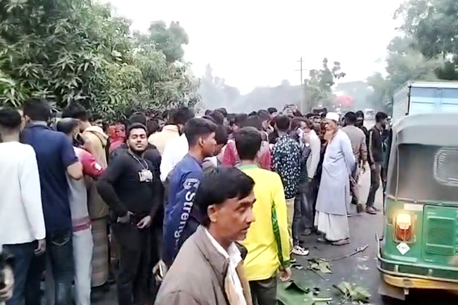 পাবনায় ট্রাকের ধাক্কায় মোটরসাইকেল আরোহী বাবা-মেয়ে নিহত, আহত ২