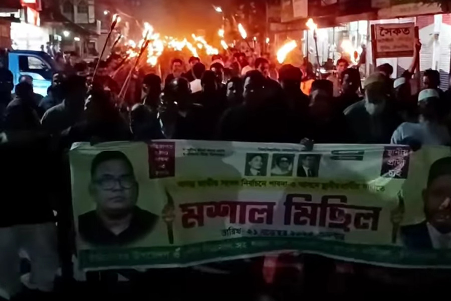 পাবনা-৩ এ বিএনপির মনোনয়ন পরিবর্তনের দাবিতে মশাল মিছিল