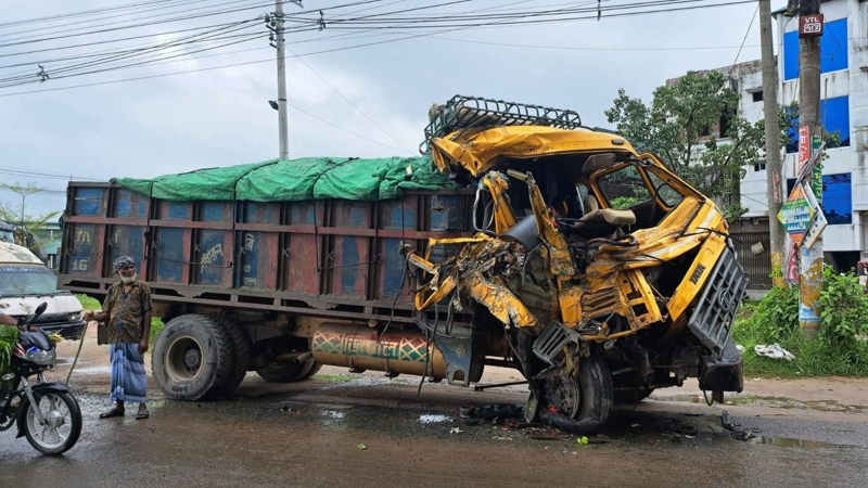 পাবনায় বাস-ট্রাক সংঘর্ষে ট্রাক চালক নিহত; আহত ২