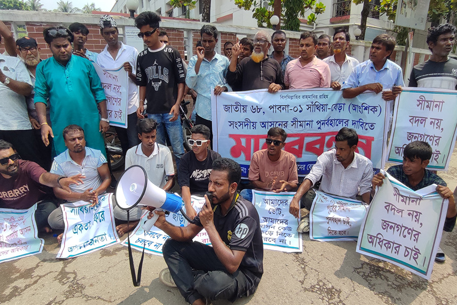 পাবনা-১ আসন পুনর্বহালের দাবিতে মানববন্ধন