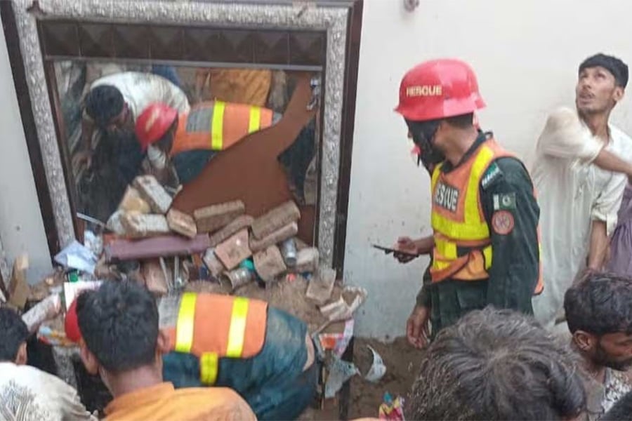 লাহোরে ছাদ ধসে ১৪ শিশু নিহত