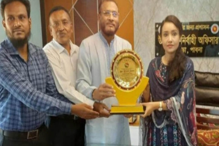 ভাঙ্গুড়ায় কৃতিত্বপূর্ণ অবদানের জন্য ইউএনও কে সম্মাননা