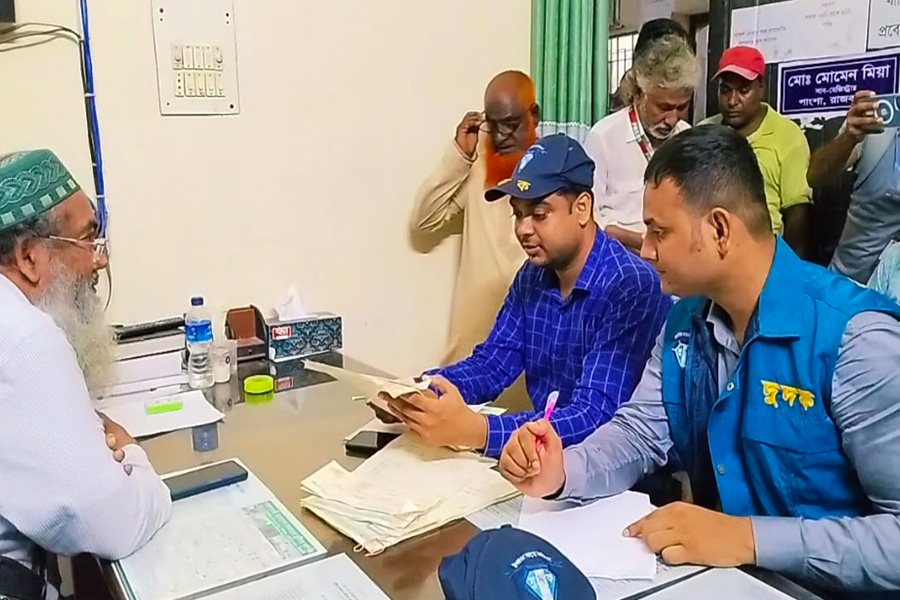 পাংশায় সাব-রেজিস্ট্রার কার্যালয়ে দুদকের অভিযান