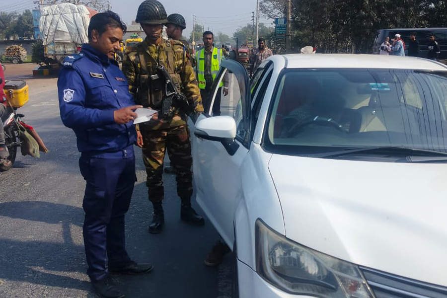 সেনাবাহিনী ও পুলিশের যৌথ ট্রাফিক চেকপোস্ট পরিচালনা
