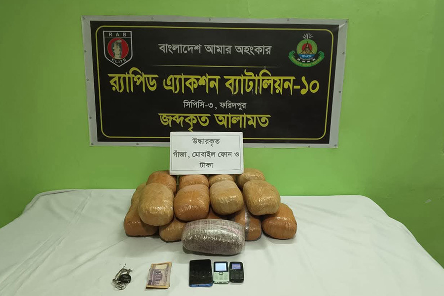 রাজবাড়ীতে র‌্যাবের অভিযানে ১৯ কেজি গাঁজাসহ মাদক ব্যবসায়ী গ্রেপ্তার