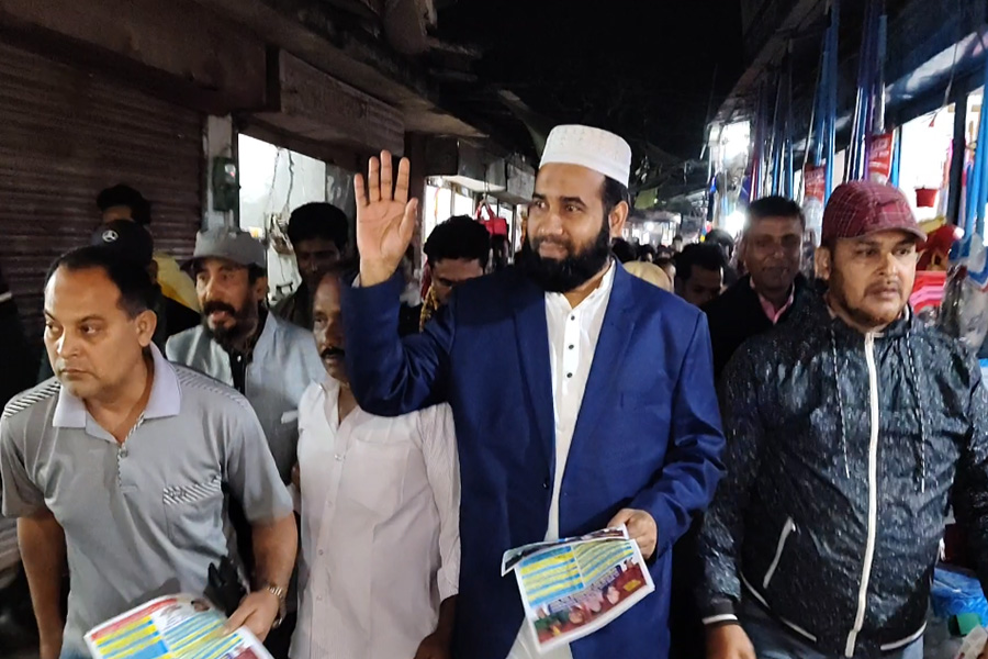 পাংশায় বিএনপি'র মনোনয়ন প্রত্যাশীর গণসংযোগ ও লিফলেট বিতরণ