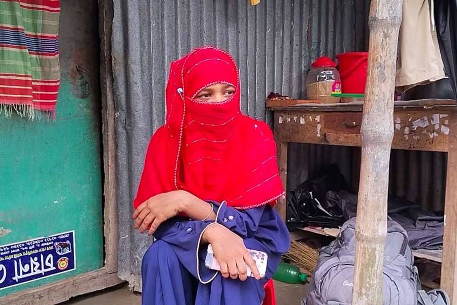 প্রবাসী স্বামী ও সন্তান রেখে প্রেমিকের বাড়িতে গৃহবধূর অবস্থান