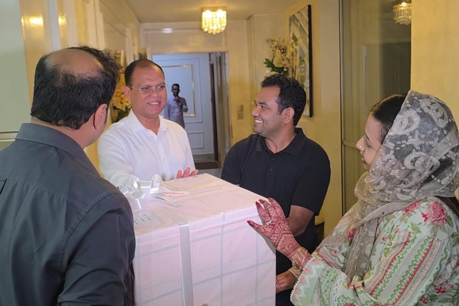 সেই নবদম্পতির জন্য উপহার পাঠালেন প্রধানমন্ত্রী