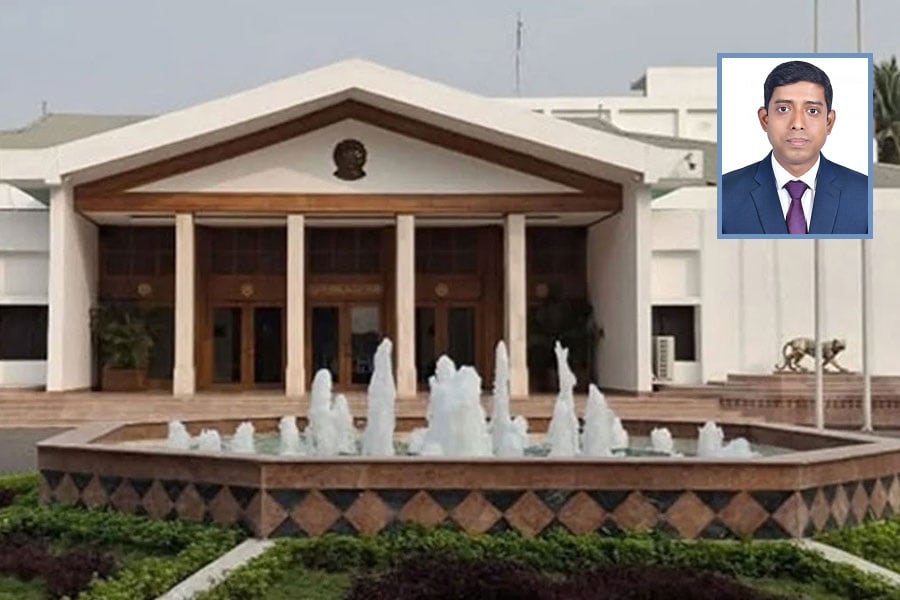 প্রধানমন্ত্রীর কার্যালয়, ইনসেটে নাসির উদ্দিন