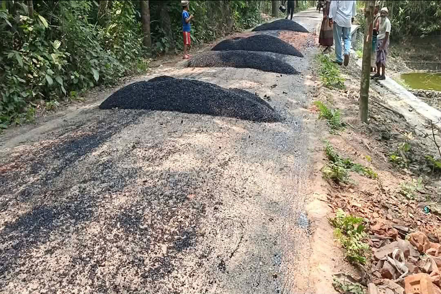পটুয়াখালীর রাঙ্গাবালীতে নিম্নমানের সড়ক নির্মাণ, অনিয়মের অভিযোগ