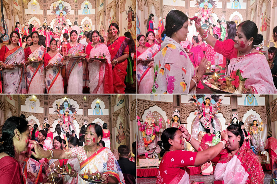 সিঁদুর খেলায় দেবী দুর্গাকে বিদায়