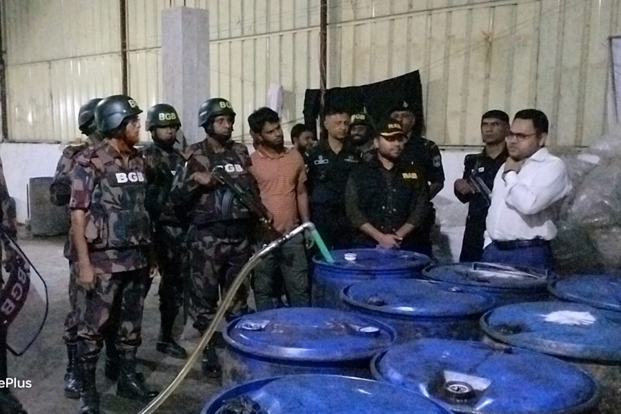 মজুদ ভোজ্যতেলের খোঁজে বিজিবি-র‌্যাব, ৩ লাখ লিটার জব্দ