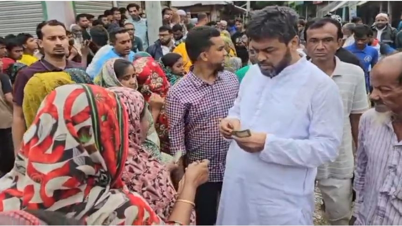 বন্যা কবলিত মানুষের মাঝে নগদ অর্থ ও খাবার বিতরণ করেছেন মজনু