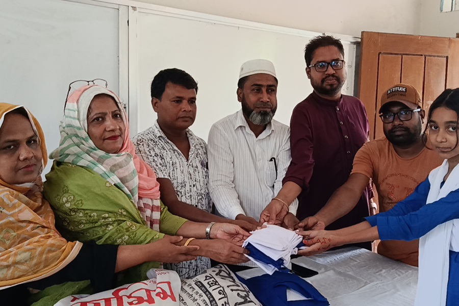 যুবদল নেতার উপহার পেল ১৬ শিক্ষার্থী