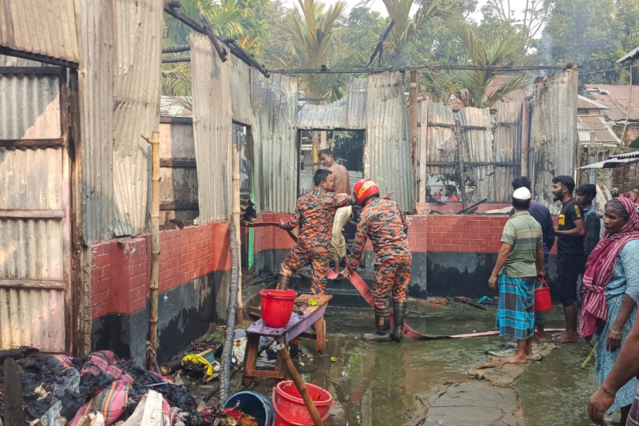 রাজারহাটে ভয়াবহ অগ্নিকাণ্ডে ২ লাখ টাকার মালামাল ভস্মীভূত