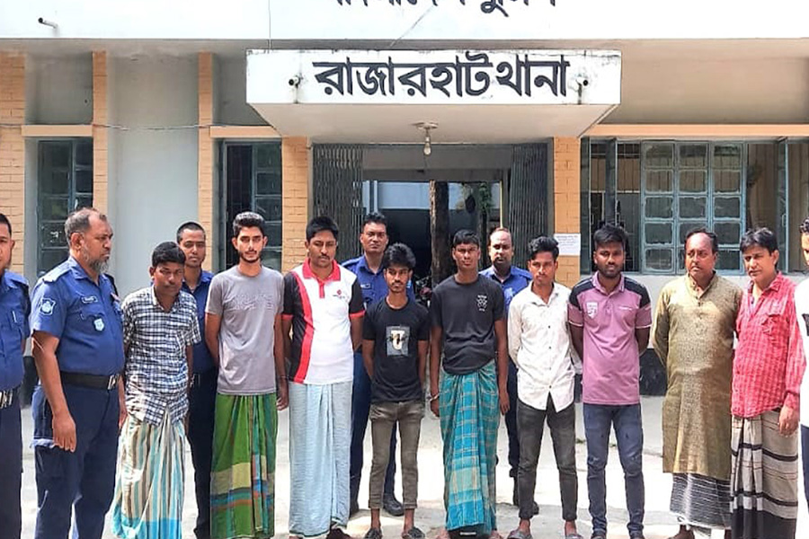 রাজারহাটে এক রাতে ১১আসামী গ্রেপ্তার