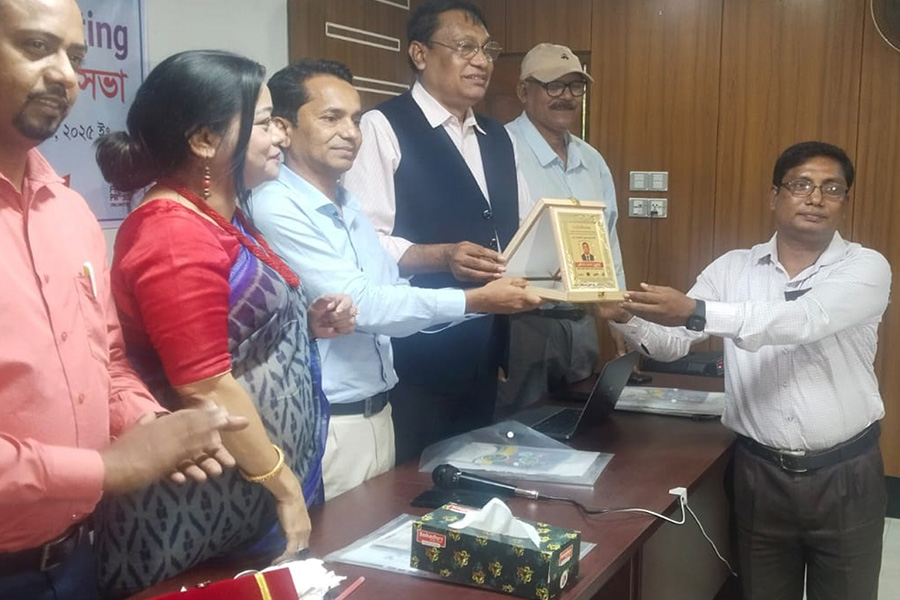 কুড়িগ্রামে লাইট হাউজ’র সেরা ফেলোশিপ পেল প্রহলাদ মন্ডল