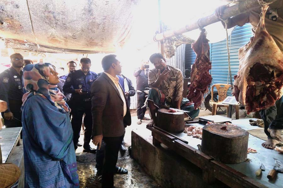 রাজারহাটে খোলা স্থানে পশু জবাই, মানা হচ্ছে না নিয়ম-নীতি
