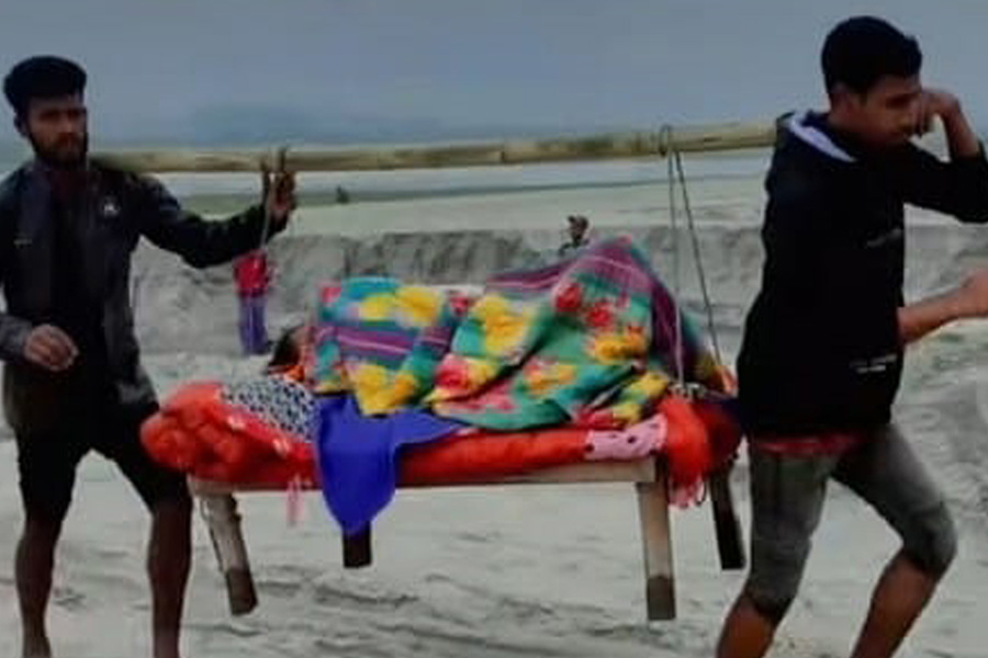 রাজারহাটের তিস্তার চরের মানুষের একমাত্র ভরসা ভার ও নৌকা