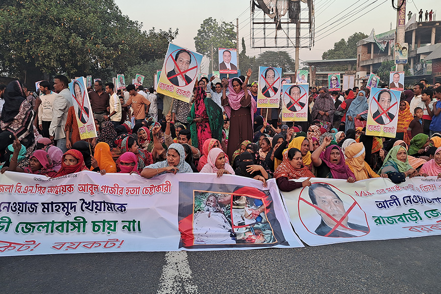 রাজবাড়ী-১ আসনে বিএনপির প্রার্থী পরিবর্তনের দাবিতে মহাসড়ক অবরোধ