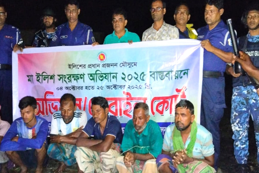 রাজবাড়ীতে ইলিশ ধরায় ১৪ জেলের কারাদণ্ড