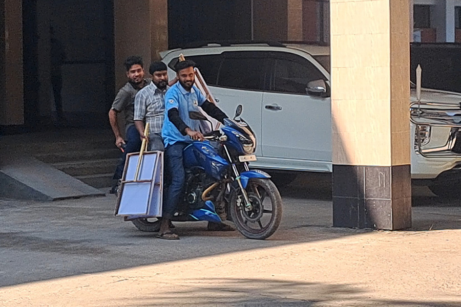 নিরাপদ সড়কের র‌্যালিতে হেলমেটবিহীন তিন আরোহী