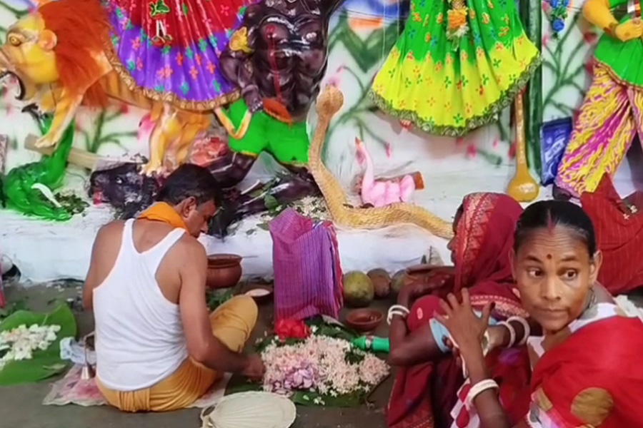 বিদায়ের সুরে ভরে উঠছে পূজামণ্ডপগুলো