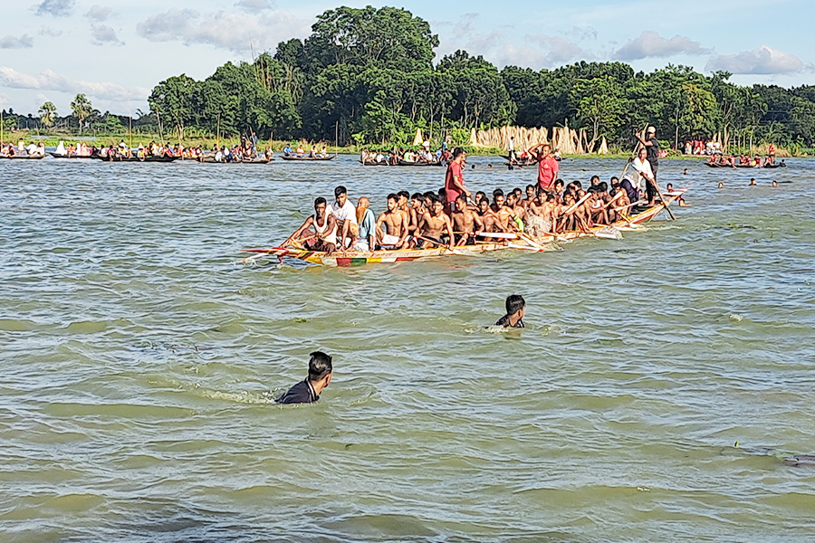 রাজবাড়ীর কালুখালীতে নৌকা বাইচে মানুষের ঢল