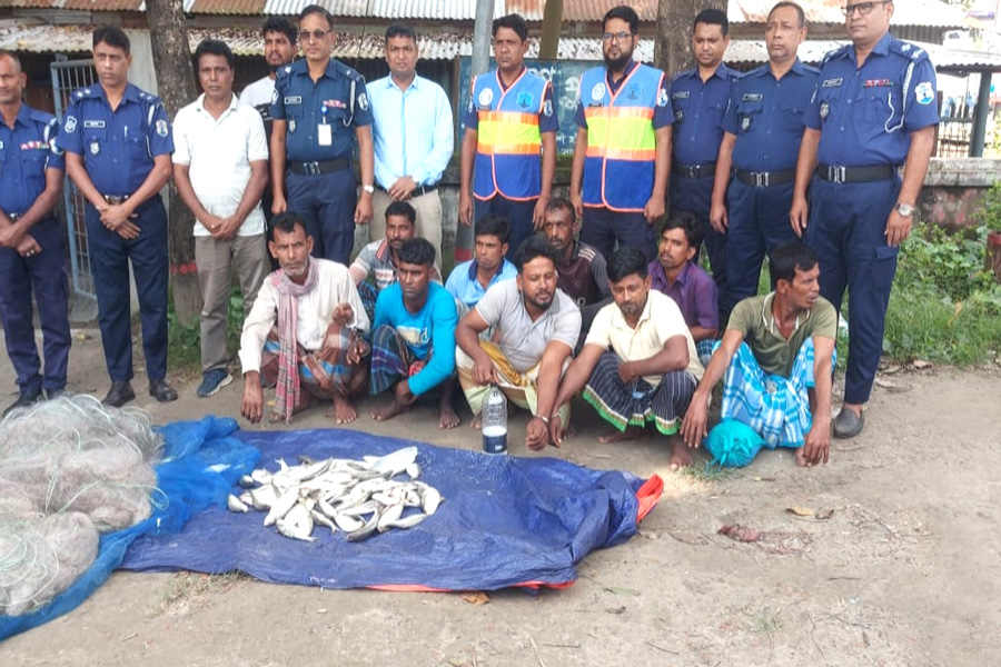 রাজবাড়ীর পদ্মায় নৌ পুলিশের অভিযানে ৯ জেলে আটক