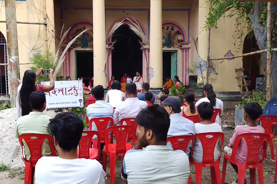 মহালয়ে ঘরে ঘরে পূজার আমেজ