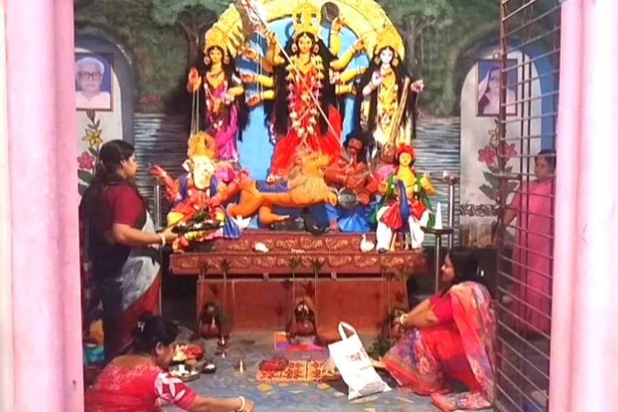 পূজামণ্ডপে দেবী আরাধনায় ব্যস্ত ভক্তরা