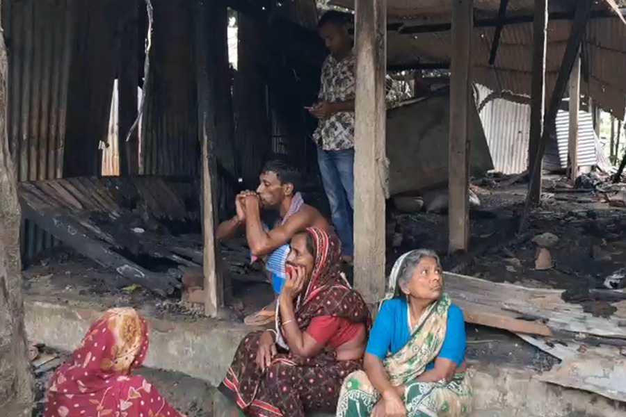 রাজবাড়ীতে আগুনে পুড়ে ছাই আশ্রয়ণ প্রকল্পের ১০টি ঘর