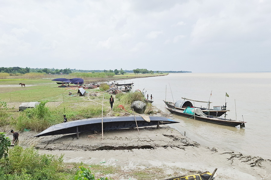 মা ইলিশ রক্ষার নিষেধাজ্ঞায় প্রথম দিনেই নৌকাহীন পদ্মা নদী