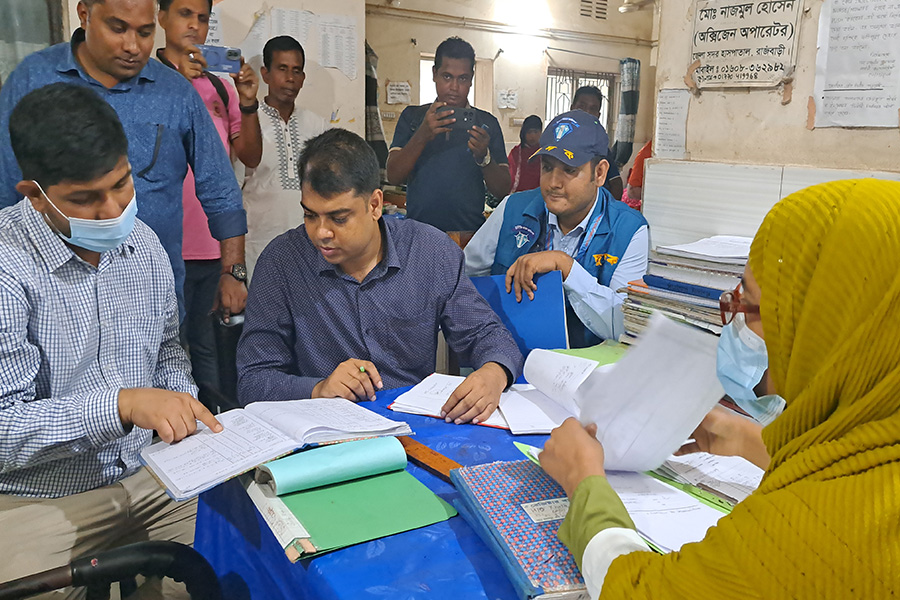 রাজবাড়ী হাসপাতালে দুদকের অভিযান