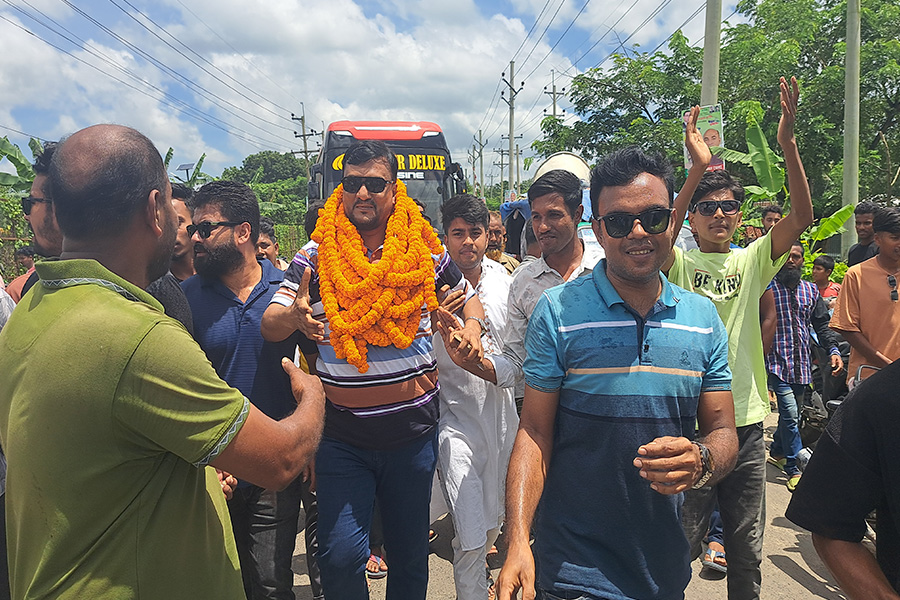 এলাকায় সংবর্ধিত সাবেক যুবদল নেতা