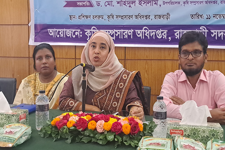 রাজবাড়ীতে ক্ষুদ্র ও প্রান্তিক কৃষকের মাঝে বীজ ও সার বিতরণ