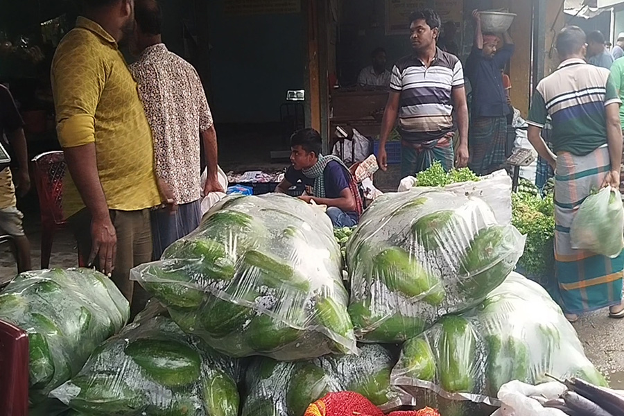 রাজবাড়ীতে সবজির বাজারে আগুন, নাভিশ্বাস ক্রেতাদের