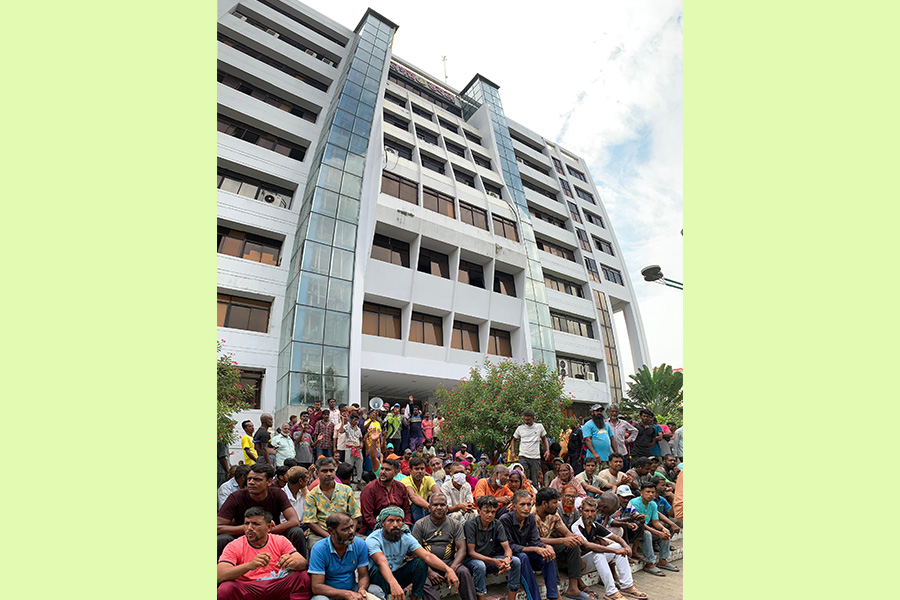 রাজশাহী সিটি কর্পোরেশনের দৈনিক মজুরি শ্রমিকদের বিক্ষোভ