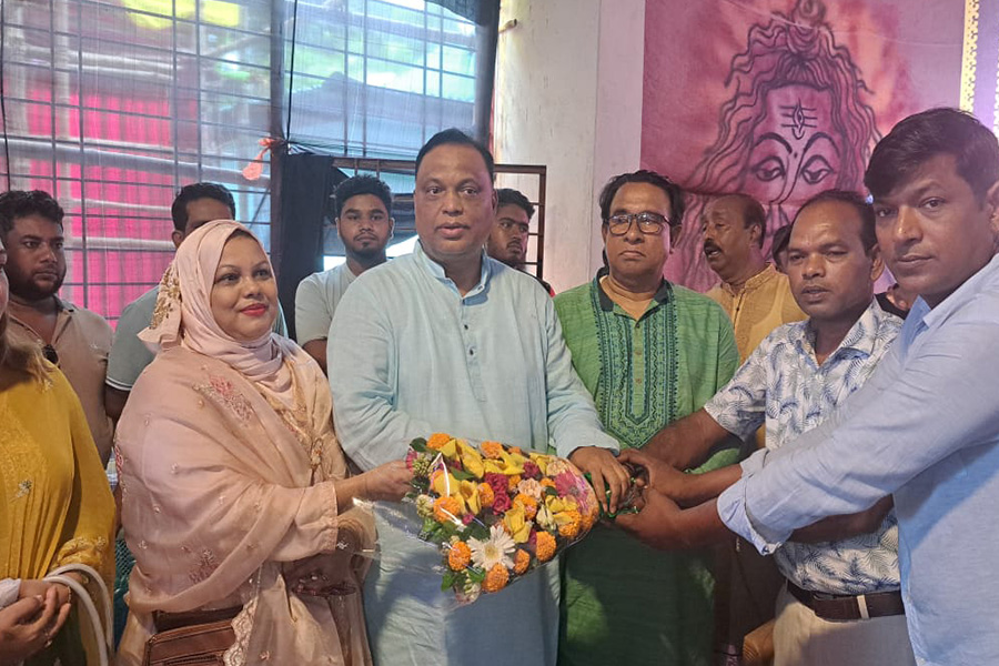 রাজবাড়ীতে বিএনপি নেতৃবৃন্দের দুর্গাপূজা মণ্ডপ পরিদর্শন