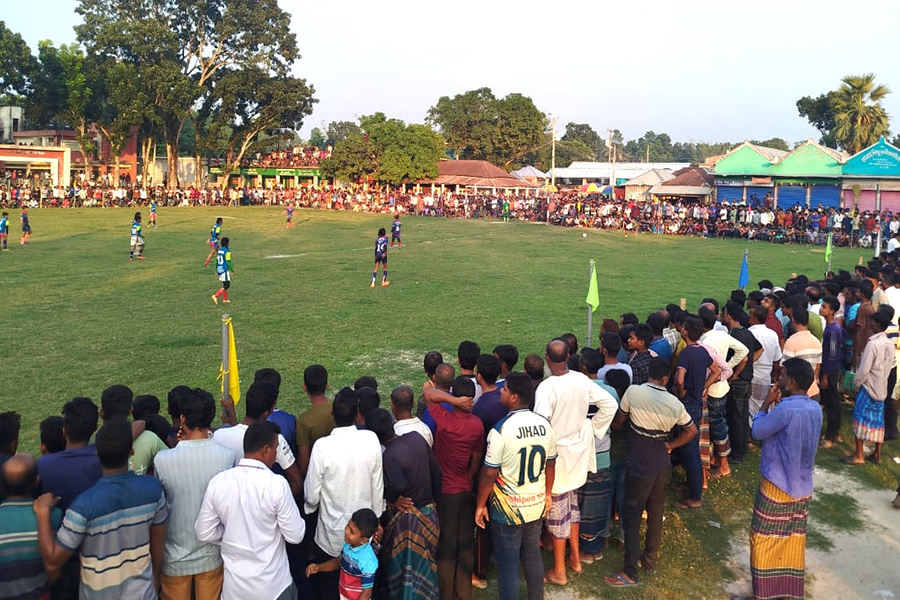 রাজবাড়ীর নারী ফুটবল খেলা দেখতে দর্শকদের উপচে পড়া ভিড়