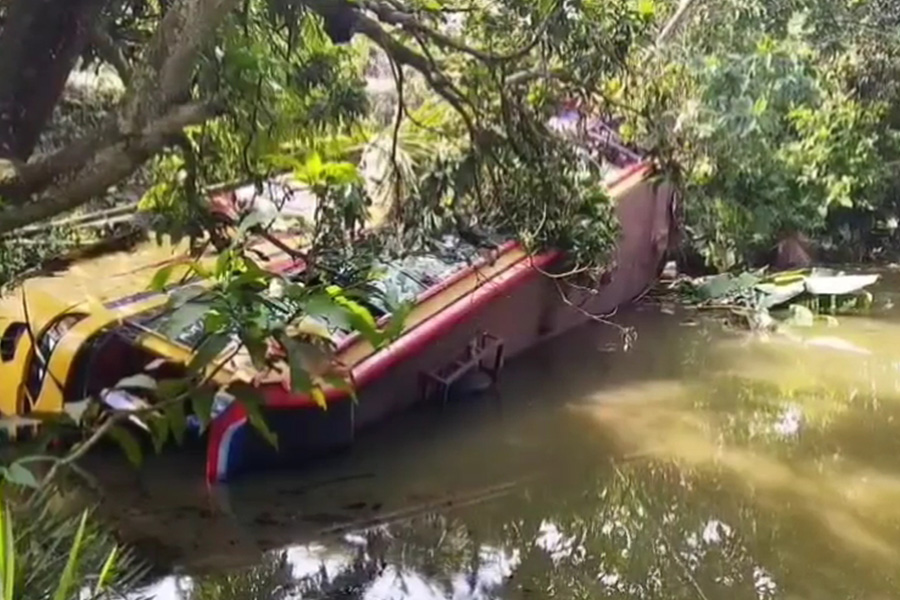 রাজবাড়ীতে বাস দুর্ঘটনায় আহত ১১