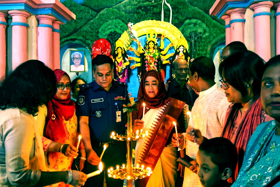 রাজবাড়ীতে পূজামণ্ডপ পরিদর্শনে জেলা প্রশাসক