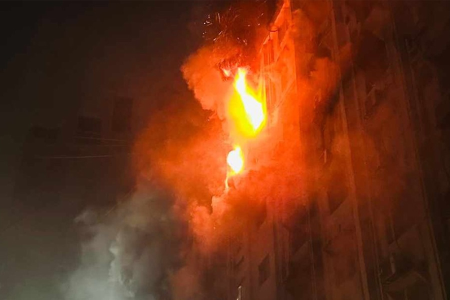 রাজধানীর সেগুনবাগিচায় ১০তলা ভবনে আগুন