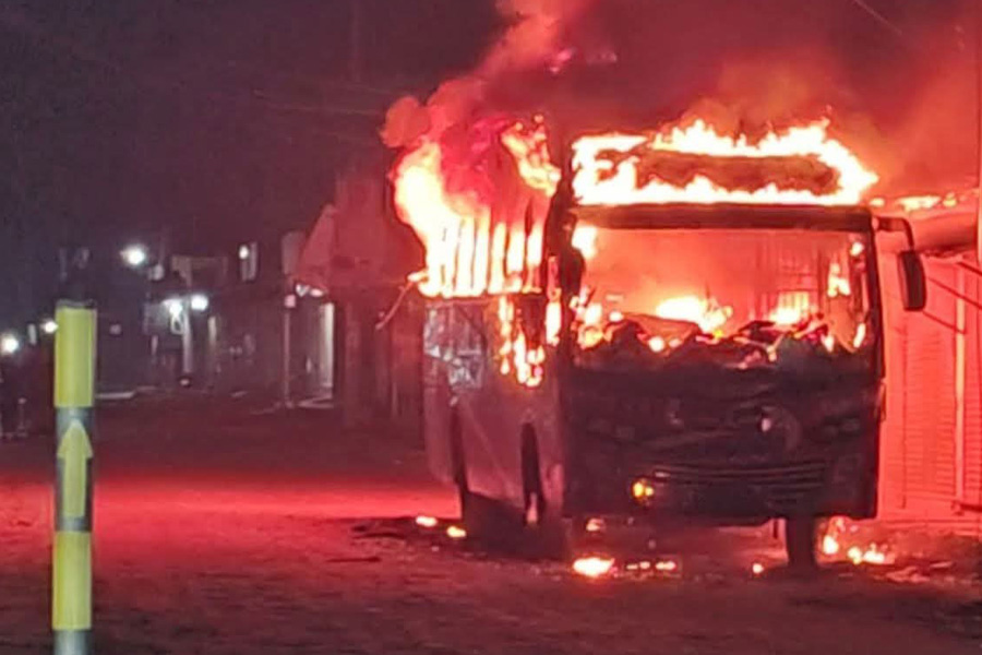 এবার ধোলাইপাড়ে বাসে আগুন