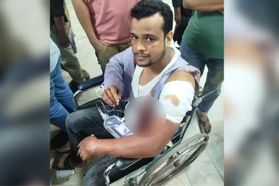 ঢাকায় পুলিশকে ছুরি মেরে ফোন ছিনতাই