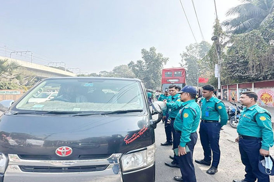 রাজধানীজুড়ে নিরাপত্তা জোরদার, মোড়ে মোড়ে গাড়ি তল্লাশি