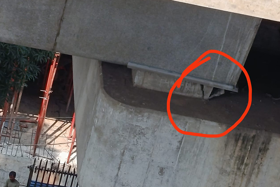 মেট্রো লাইনের বেয়ারিং প্যাড পড়ে পথচারী নিহত