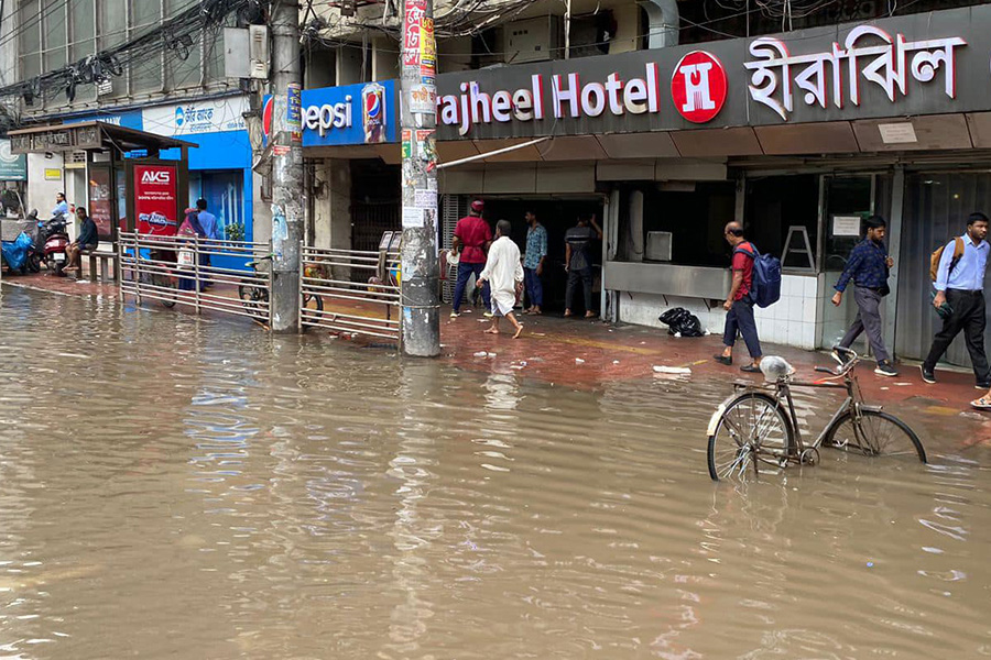 রাজধানীতে ঝুম বৃষ্টি, সড়কে জলাবদ্ধতা